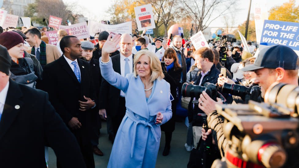 Lynn Fitch fuera de la Corte Suprema de Estados Unidos.