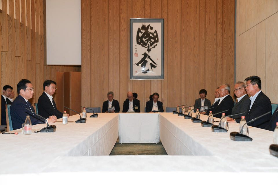 日本首相岸田文雄（左前1）21日與日本全漁聯會會長坂本雅信（右1）等人會面，溝通有關東京電力公司福島第一核電廠積存的「核處理水」排入海洋計畫。（ Zhang Xiaoyu/路透社）