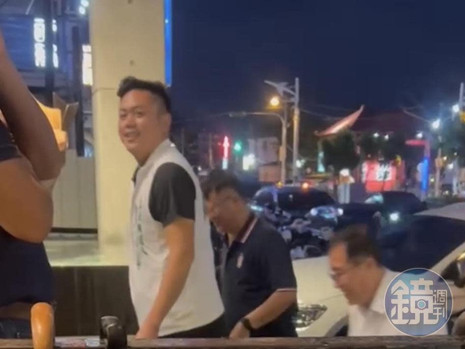 27日晚間，蘇嘉全與參選屏南立委的姪孫蘇孟淳一起步入屏東東港的「阿榮坊」風味海鮮餐廳，準備與7大工會餐敘。（讀者提供）