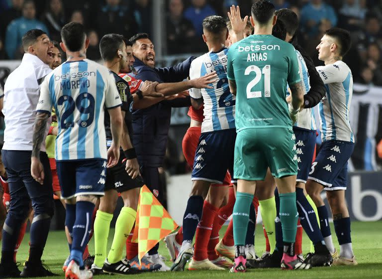 Tevez intercede en medio de un tumulto del final del clásico