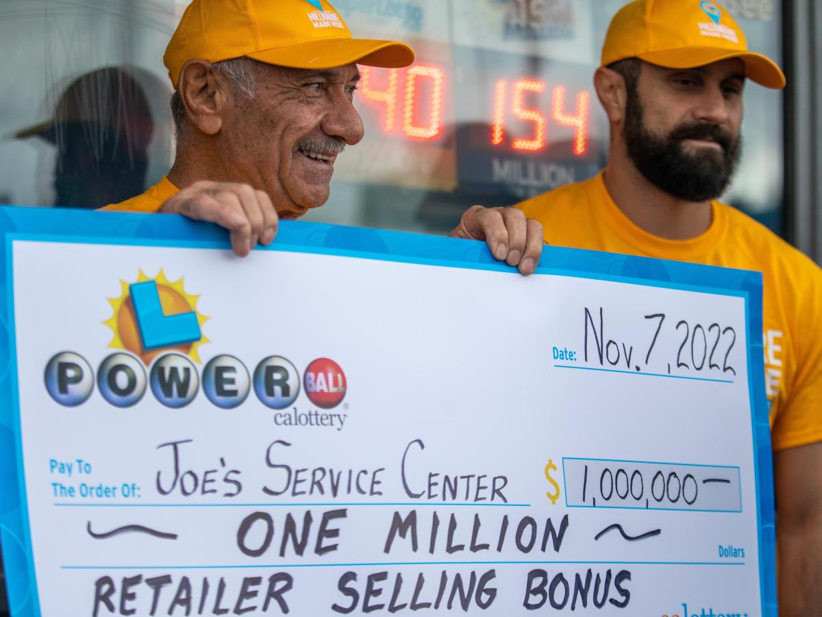 Le propriétaire de la station-service qui a vendu le billet Powerball d’une valeur de 2 milliards de dollars a reçu un bonus d’un million de dollars et prévoit de le partager avec ses 11 petits-enfants.