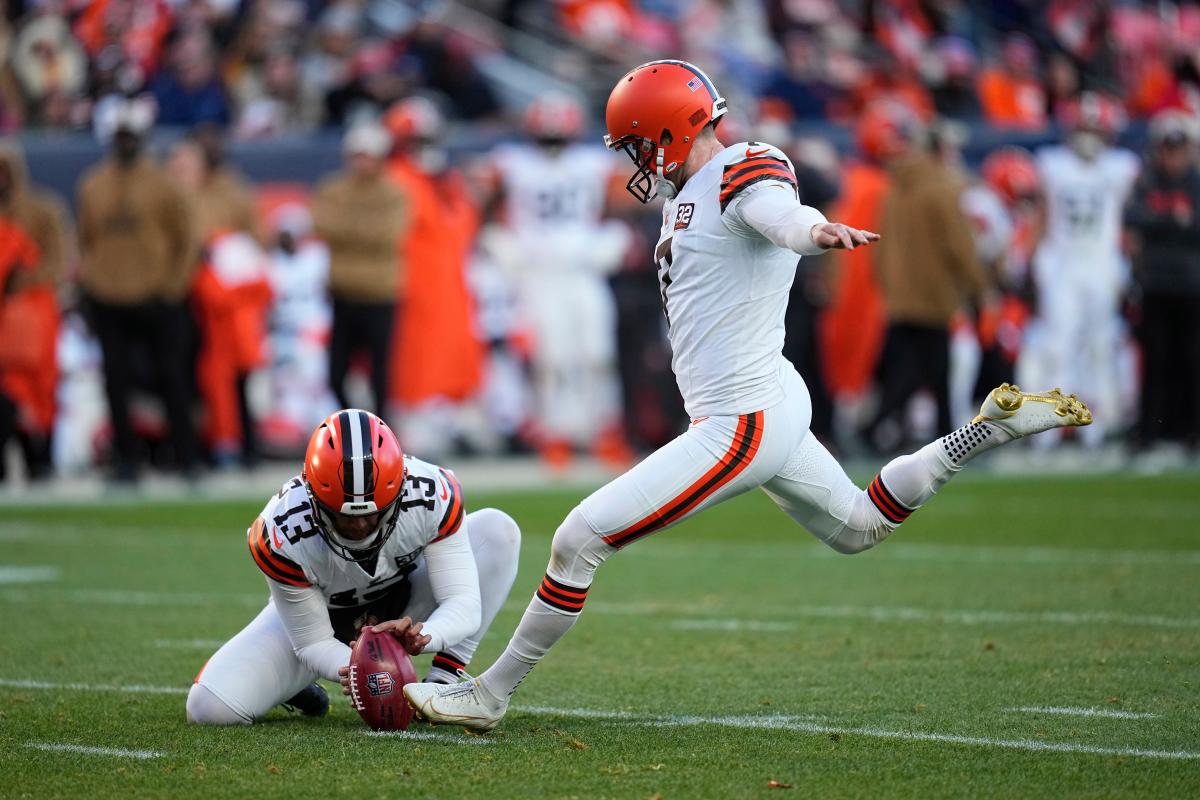 Cleveland Browns kicker Dustin Hopkins leaves game vs. Texans with