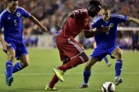 Belgium's Romelu Lukaku (C) fights for the ball against Bosnia's Ognjen Vranjes (R) and Sead Kolasinac (L) during their Euro 2016 qualifying soccer match in Brussels, Belgium September 3, 2015. REUTERS/Eric Vidal