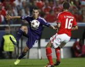 Anderlecht's Massimo Bruno (L) controls the ball as Benfica's Guilherme Siqueira looks on during their Champions League soccer match at the Luz Stadium in Lisbon September 17, 2013. REUTERS/Hugo Correia (PORTUGAL - Tags: SPORT SOCCER)