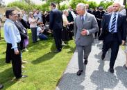 <p>C’est finalement le prince Charles qui accompagnera Meghan Markle à l’autel le jour du mariage. Jeudi 16 mai, Meghan Markle avait officialisé l’absence de son père, Thomas, pour des raisons de santé. Vendredi 17 mai, le palais de Kensington a communiqué le message suivant : “Meghan Markle a demandé à Son Altesse Royale le prince de Galles de l’accompagner dans l’allée de la chapelle St-George le jour de son mariage. Le prince de Galles est ravi d’accueillir mademoiselle Markle au sein de la famille royale de cette manière”. </p>