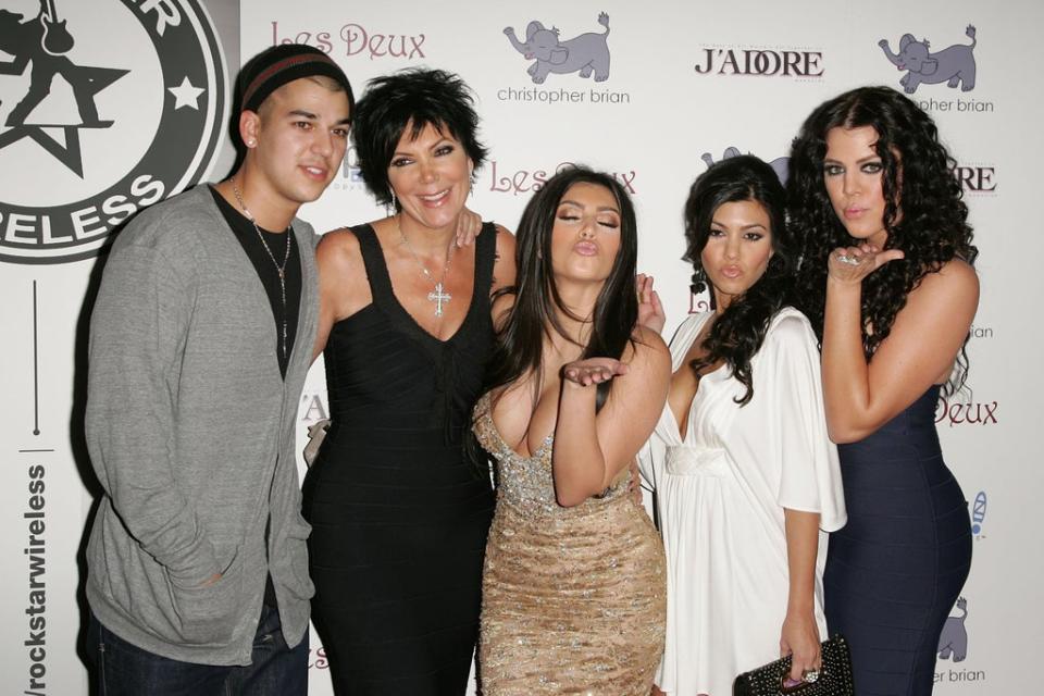 De izquierda a derecha: Robert, Kris, Kim, Kourtney y Khloe Kardashian llegando a la fiesta de cumpleaños de Kim Kardashian en Les Deux, el 21 de octubre de 2007 en Los Ángeles, California (Getty Images)