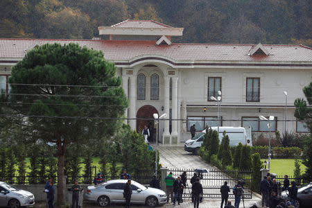 Turkish police forensic experts and plainclothes police officers stand at the entrance of a villa in the Samanli village of the Termal district in the northwestern province of Yalova, Turkey, November 26, 2018, as police search inside in relation to the investigation into the killing of Saudi journalist Jamal Khashoggi. REUTERS/Osman Orsal