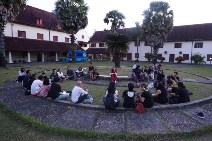 Suasana para seniman muda peserta Temu Seni Performans berdiskusi di dalam Benteng Fort Rotterdam Makassar, Sulawesi Selatan. ANTARA/HO-Kemendikbud Ristek.