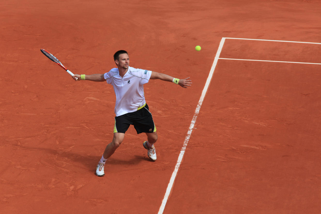 El tenista sueco Robin Söderling golpeando la pelota durante un partido contra Rafa Nadal en Roland Garros en 2009.