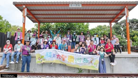 南市東區公所串連周邊景點力推東遊趣活動，邀親子騎單車穿梭城鄉之間走讀在地文化。（記者李嘉祥攝）