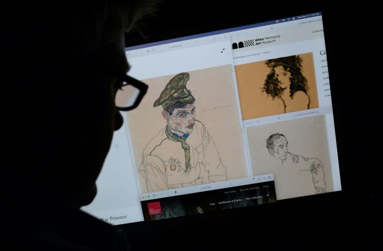 Una persona mira en la pantalla de una computadora las tres obras de arte del expresionista austríaco Egon Schiele que fueron confiscadas en varios museos de EEUU, el 14 de septiembre de 2023 (Chris DELMAS)