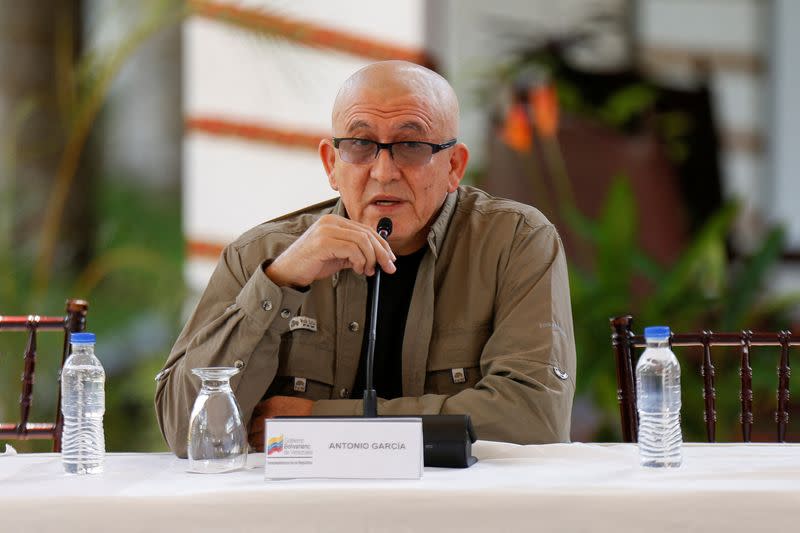 FOTO DE ARCHIVO. El comandante de la guerrilla colombiana del Ejército de Liberación Nacional (ELN), Antonio García, asiste a una rueda de prensa, en Caracas