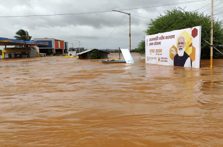 Un cartel del primer ministro Narendra Modi, está parcialmente cubierto por el agua en Kolhapur, Maharashtra