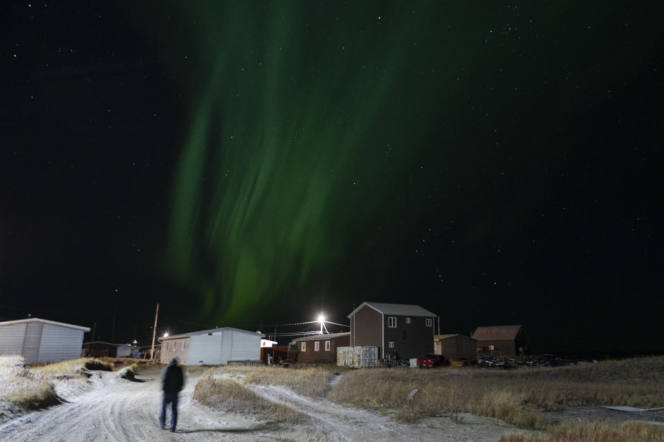 Foto de la aurora boreal tomada en Shishmaref (Alaska) el 2 de octubre del 2022. (AP Foto/Jae C. Hong)