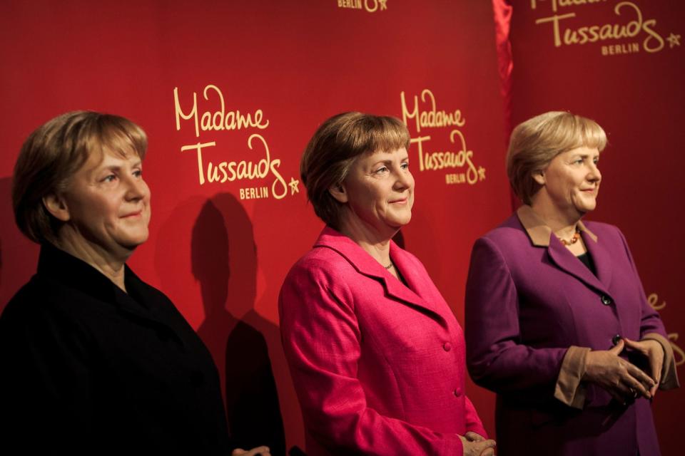 Merkel-Doppelgänger aus Wachs gibt es viele - etwa bei Madame Tussauds. Drei etwas schief geratene Exemplare kamen 2015 zum gemeinsamen Fototermin zusammen. Deutlich realistischer ist da schon ... (Bild: Carsten Koall/Getty Images)