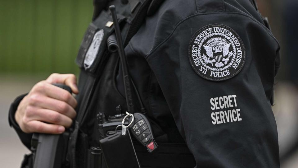 PHOTO: Secret Service agent on duty on Pennsylvania Avenue in front of the White House in Washington, Apr. 7, 2023. (Celal Gunes/Anadolu Agency via Getty Images, FILE)