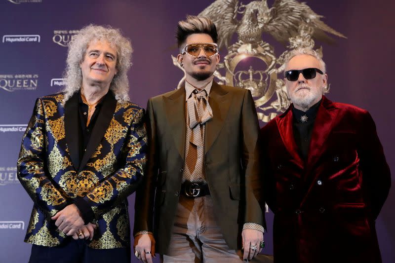 FOTO DE ARCHIVO. Brian May y Roger Taylor de Queen junto a Adam Lambert asisten a una conferencia de prensa antes del Rhapsody Tour en el Hotel Conrad en Seúl, Corea del Sur