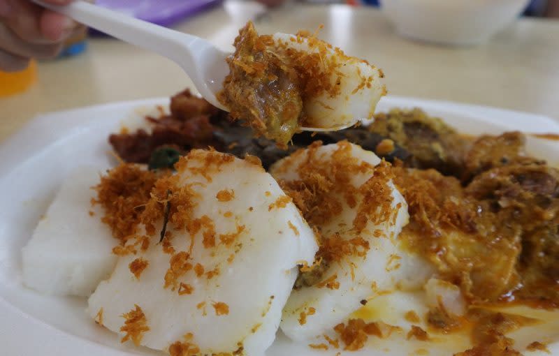 sinar harapan - closeup of lontong with beef