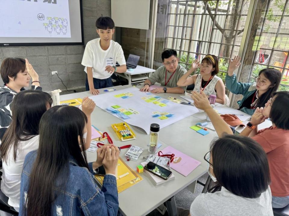 桌長引導以審議式民主精神展開分組對話。（圖/記者林照東翻攝）