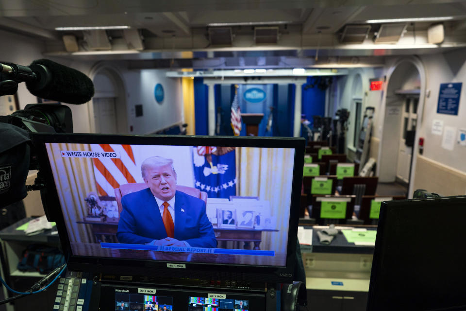 Un video del presidente Donald Trump se reproduce en un monitor en la sala de prensa de la Casa Blanca después de que la Cámara de Representantes votó 232 a 197 para someterlo a un juicio político por incitar una insurrección violenta en contra del gobierno de Estados Unidos, el miércoles 13 de enero de 2021. (Doug Mills/The New York Times)