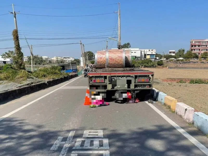 ▲老婦人慘遭拖板車輾斃。（圖／翻攝畫面）