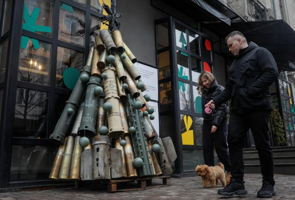 2023年12月19日，烏克蘭基輔一棵由砲彈彈殼和火箭零件組裝的聖誕樹，彈殼和零件都是從前線運回首都的。路透社