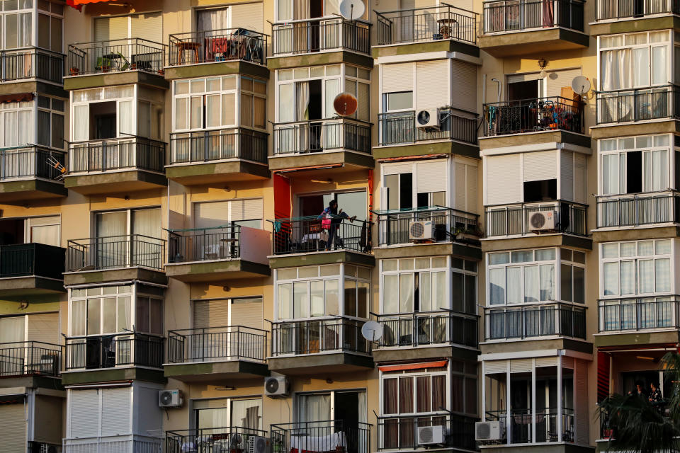 Una mujer hace ejercicio en su balcón en un edificio de apartamentos de Torremolinos (Málaga). (Foto: Jon Nazca / Reuters).