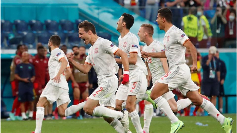 España celebra su victoria ante Suiza en los cuartos de final de la Eurocopa 2020