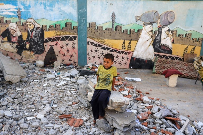 Un niño se sienta sobre los escombros de una escuela gestionada por la ONU convertida en albergue temporal para refugiados tras un bombardeo israelí, el 9 de julio de 2024 en Nuseirat, en el centro de Gaza (Eyad Baba)