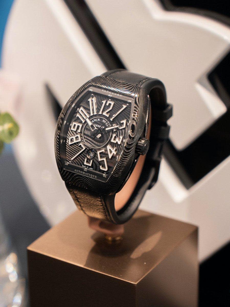 FRANCK MULLER從古代刀具汲取靈感，以大馬士革鋼材質製作最新錶款Vanguard Damas。其錶殼和錶盤皆由整塊大馬士革鋼切割而成，這種合金由奧氏體不鏽鋼和無磁性不鏽鋼兩種鋼材堆疊而成，創造出不同層次，並具高抗衝擊能力。有Vanguard Damas三針基本款式和Vanguard Damas Racing 計時碼錶款可供選擇。