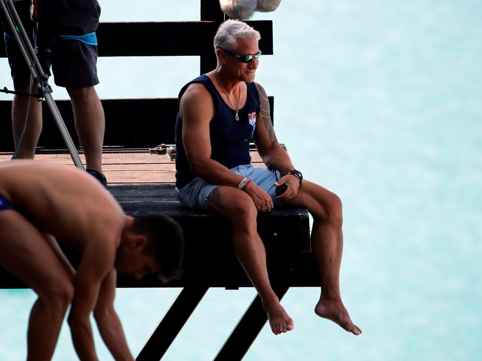 El excampeón olímpico de clavados, Greg Louganis, en el Lago Lucerna en Sisikon, Suiza el 4 de agosto de 2018, durante la serie de competencias de clavados de red Bull. |  REUTERS/Denis Balibouse