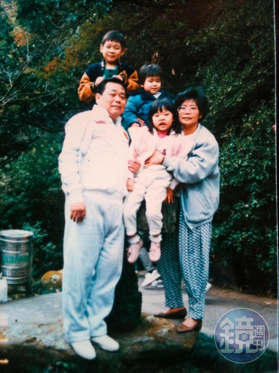 林錦鴻（前左）和妻子廖采真（前右）育有2子1女，一家人時常一起出遊。（林裕閔提供）