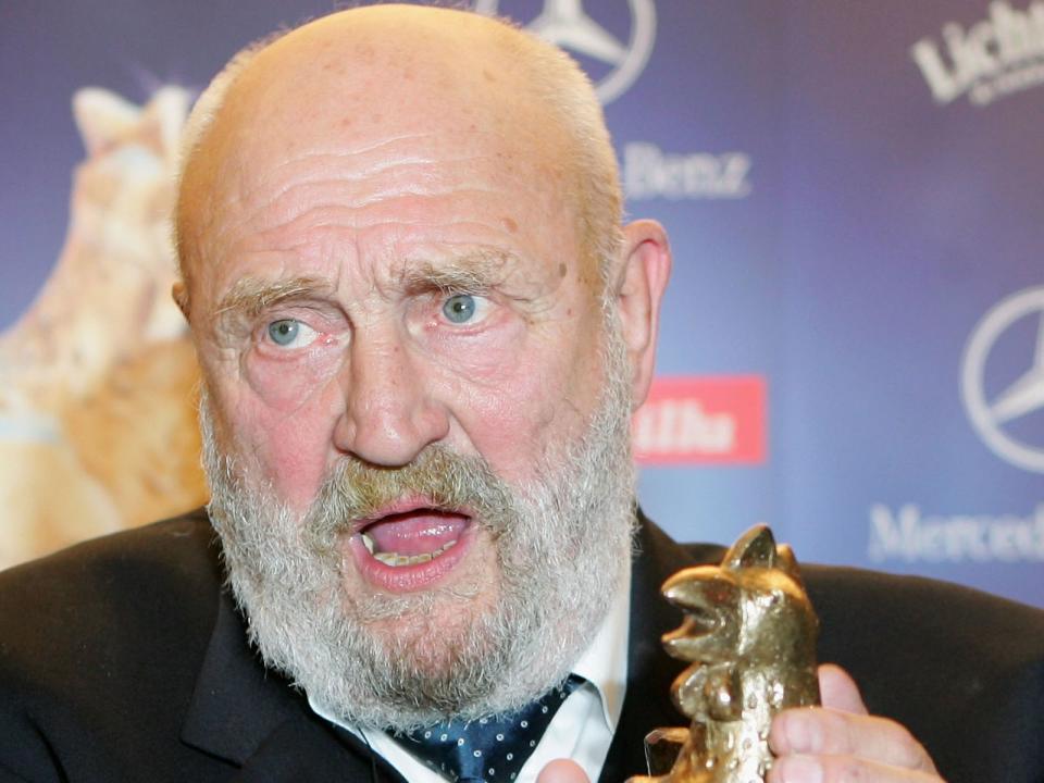 Rolf Hoppe (1930 - 2018): 2005 erhielt der Schauspieler Rolf Hoppe die "Goldene Henne" für sein Lebenswerk. Seine Filmrollen sind unvergessen: Unter anderem spielte er in "Mephisto" von István Szabó. In der DDR galt er darüber hinaus als einer der größten Theaterstars. Auch nach der Wende setzte er seine große Karriere fort. (Bild: 2005 Getty Images)