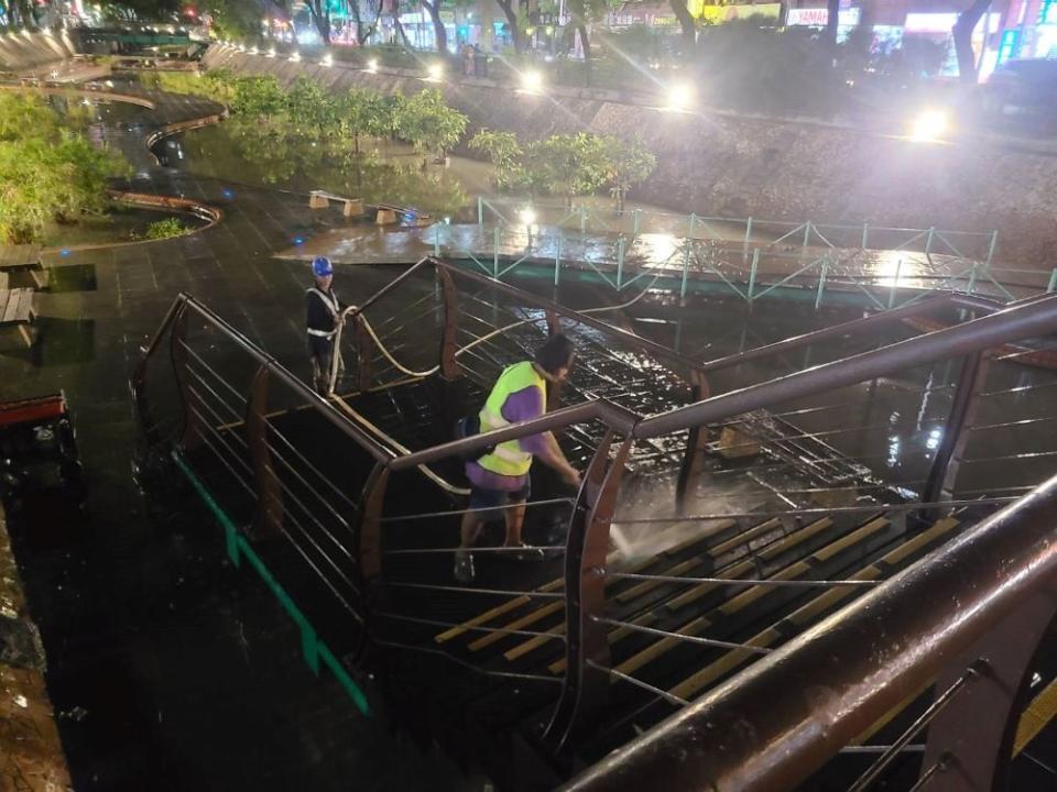 《圖說》中港大排連夜於15日凌晨清洗河廊中。〈水利局提供〉