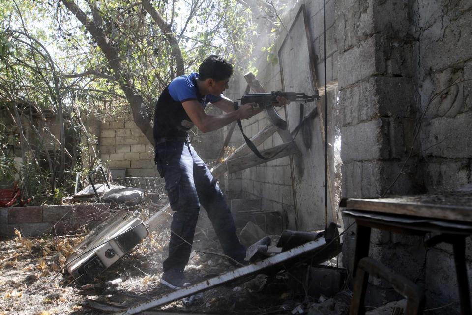 A Free Syrian Army fighter takes a shooting position in Sheikh Khodr area in Aleppo, September 15, 2013. REUTERS/Nour Kelze (SYRIA - Tags: POLITICS CIVIL UNREST CONFLICT)