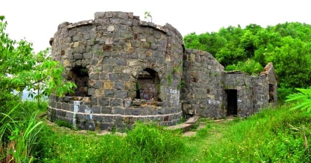 茅山廢堡曾為軍事建築，用於視察敵軍之用。