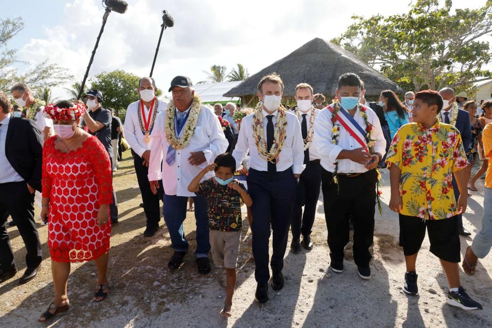 Emmanuel Macron à son arrivée à Mahini, dans l'archipel des Tuamotu (Polynésie française), le 26 juillet 2021. - Ludovic MARIN / AFP