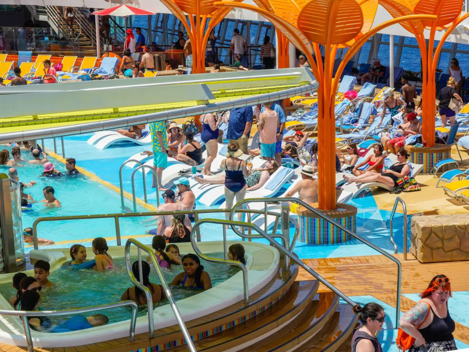 Ein überfülltes Pooldeck auf der Royal Caribbean's Wonder of the Seas von Royal Caribbean im April 2022.  - Copyright: Joey Hadden/Business Insider US