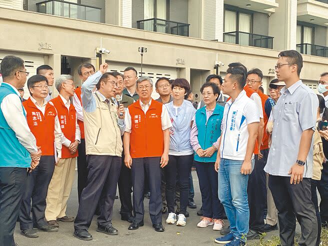 台南登革熱疫情嚴峻，行政院長陳建仁（前排右五）16日到台南歸仁區視察登革熱防治情形。（曹婷婷攝）