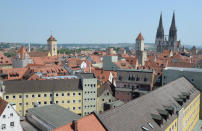 <p>Auch in Regensburg liegt die Wirtschaftsleistung 285 Prozent über dem deutschen Durchschnitt. Derart hohe Zahlen können zustande kommen, da alle Jobs in der Region mit in die Rechnung einbezogen werden. Besonders hochdotierte Arbeiten ziehen die Statistik demnach nach oben. (Foto: ddp) </p>