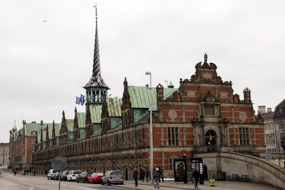 ARCHIVO - Una vista de la antigua bolsa de Copenhague, en Dinamarca, el 28 de enero de 2019.Uno de los edificios más antiguos de Copenhague estaba en llamas el martes 16 de abril y su emblemática aguja se derrumbó. (Linda Kastrup/Ritzau Scanpix, archivo via AP)