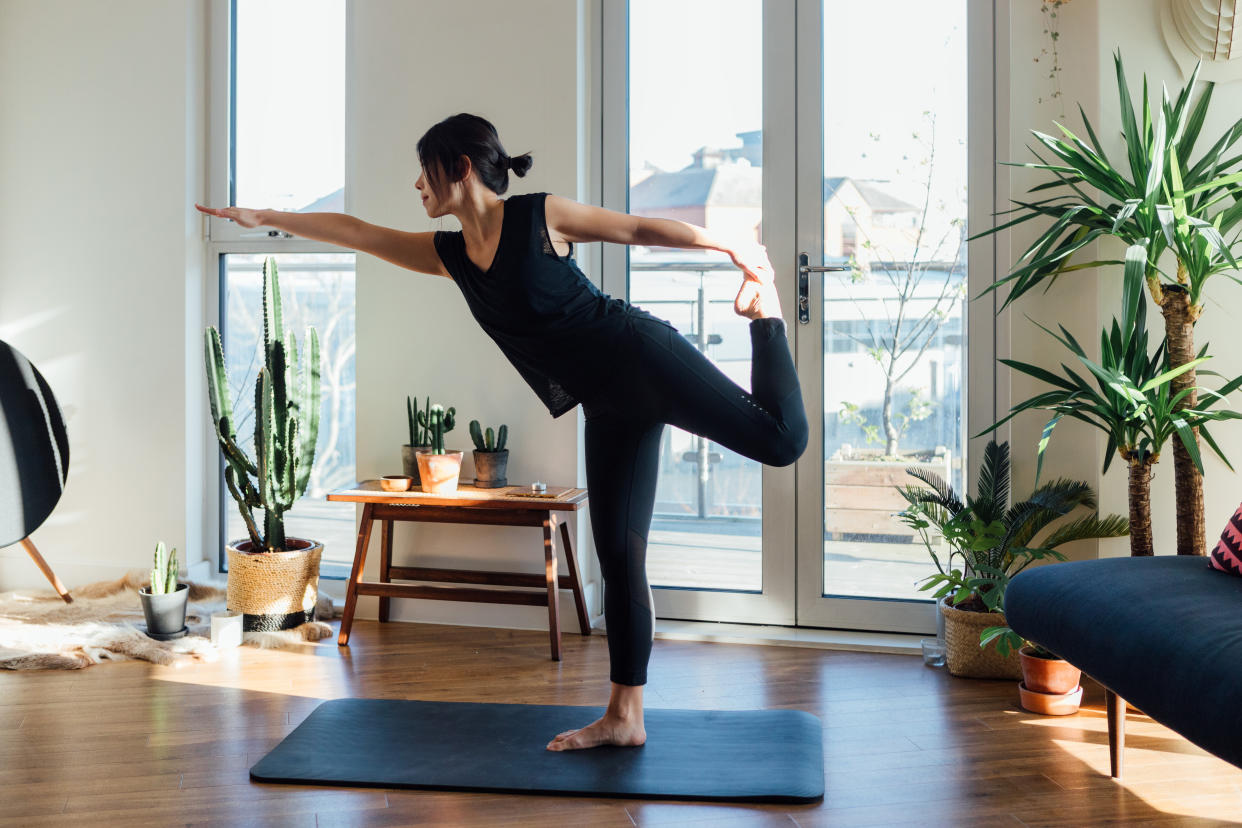 Calcetines de yoga para que siempre tengas el control. (Foto: Getty)