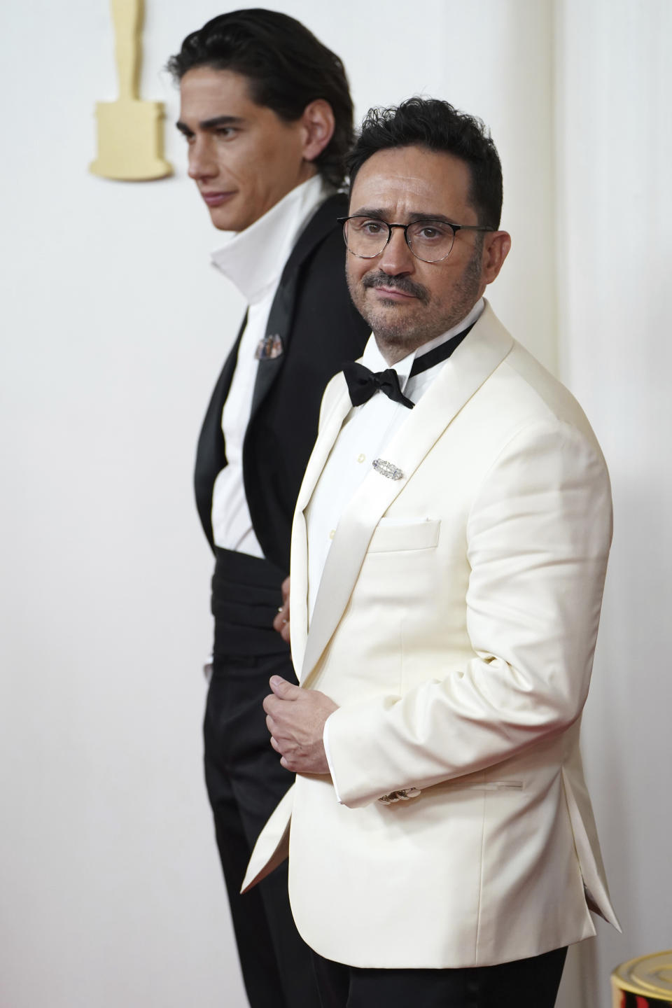 Enzo Vogrincic, izquierda, y J. A. Bayona llegan a los Oscar el domingo 10 de marzo de 2024, en el Teatro Dolby en Los Angeles. (Foto Jordan Strauss/Invision/AP)