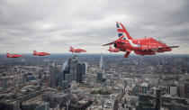 <p>Mit einer Flugshow haben die britischen Luftstreitkräfte Royal Air Force in London ihr 100. Bestehen gefeiert. Die Red Arrows flogen unter anderem über den Buckingham Palace, der offiziellen Residenz von Queen Elizabeth, hinweg. (Bild: Reuters) </p>