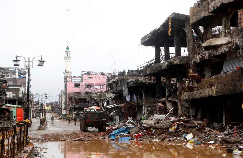 Soldiers walk through a battle damaged street in Marawi City in the Southern Philippines on&nbsp;Oct. 17, 2017. (Photo: Anadolu Agency via Getty Images)