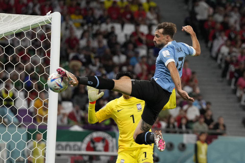 El uruguayo Matías Viña intenta golpear el balón durante el partido contra Corea del Sur por el Grupo H del Mundial en Al Rayán, Qatar, el jueves 24 de noviembre de 2022. (AP Foto/Alessandra Tarantino)