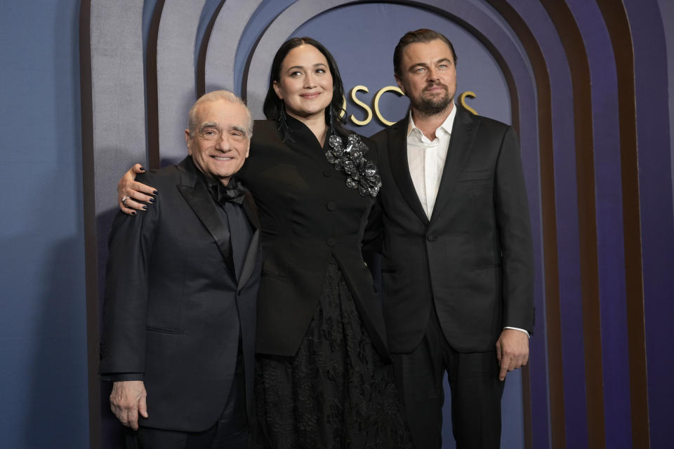 Martin Scorsese, de izquierda a derecha, Lily Gladstone, y Leonardo DiCaprio llegan a los Premios de los Gobernadores el martes 9 de enero de 2024 en el Dolby Ballroom de Los Ángeles. (Foto AP /Chris Pizzello)