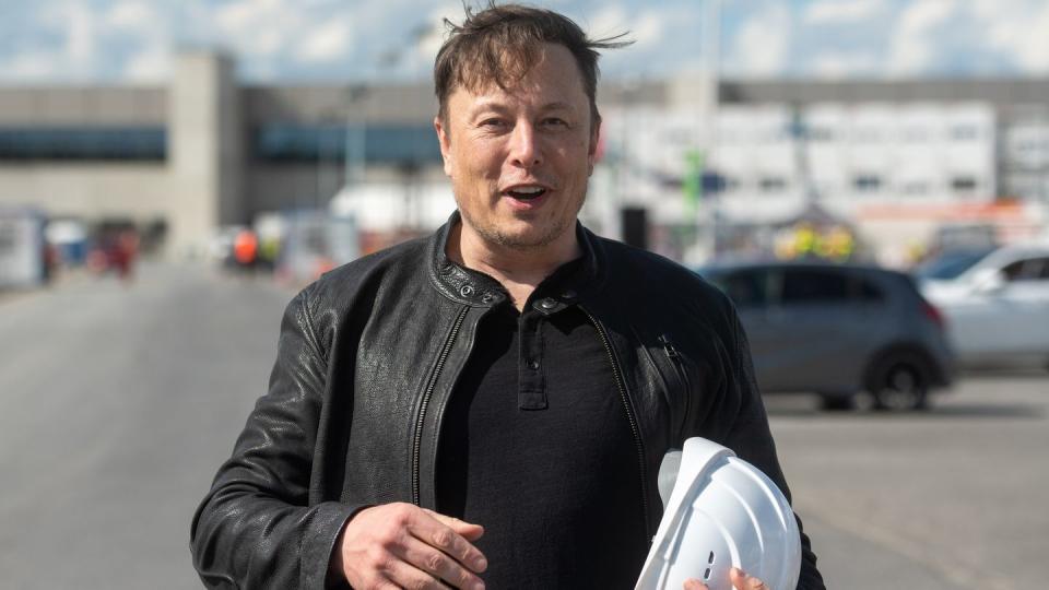 Elon Musk, Tesla-Chef, hat sich ein Bild vom Baufortschritt der neuen Fabrik in Grünheide bei Berlin gemacht, die wohl mehrere Monate später als ursprünglich geplant die Produktion aufnehmen wird.