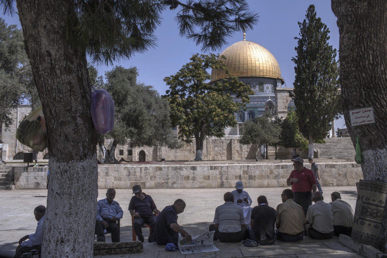 Personas sentadas cerca de la Cúpula de la Roca en el recinto de la mezquita de Al-Aqsa en la Ciudad Vieja de Jerusalén, el 28 de julio de 2015. (Uriel Sinai/The New York Times)