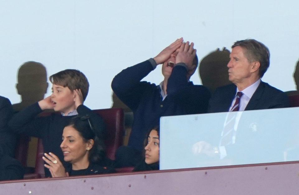 El príncipe William reacciona dramáticamente durante un momento tenso del partido de la Premier League (PA)